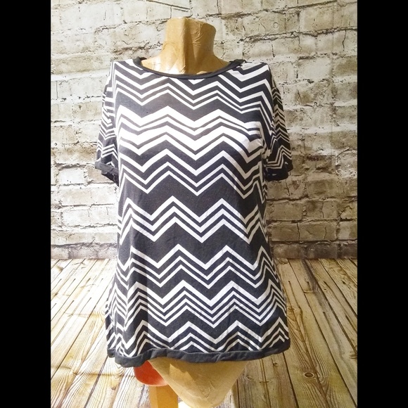 🎯Chevron Print Blouse🎯 - Picture 4 of 4